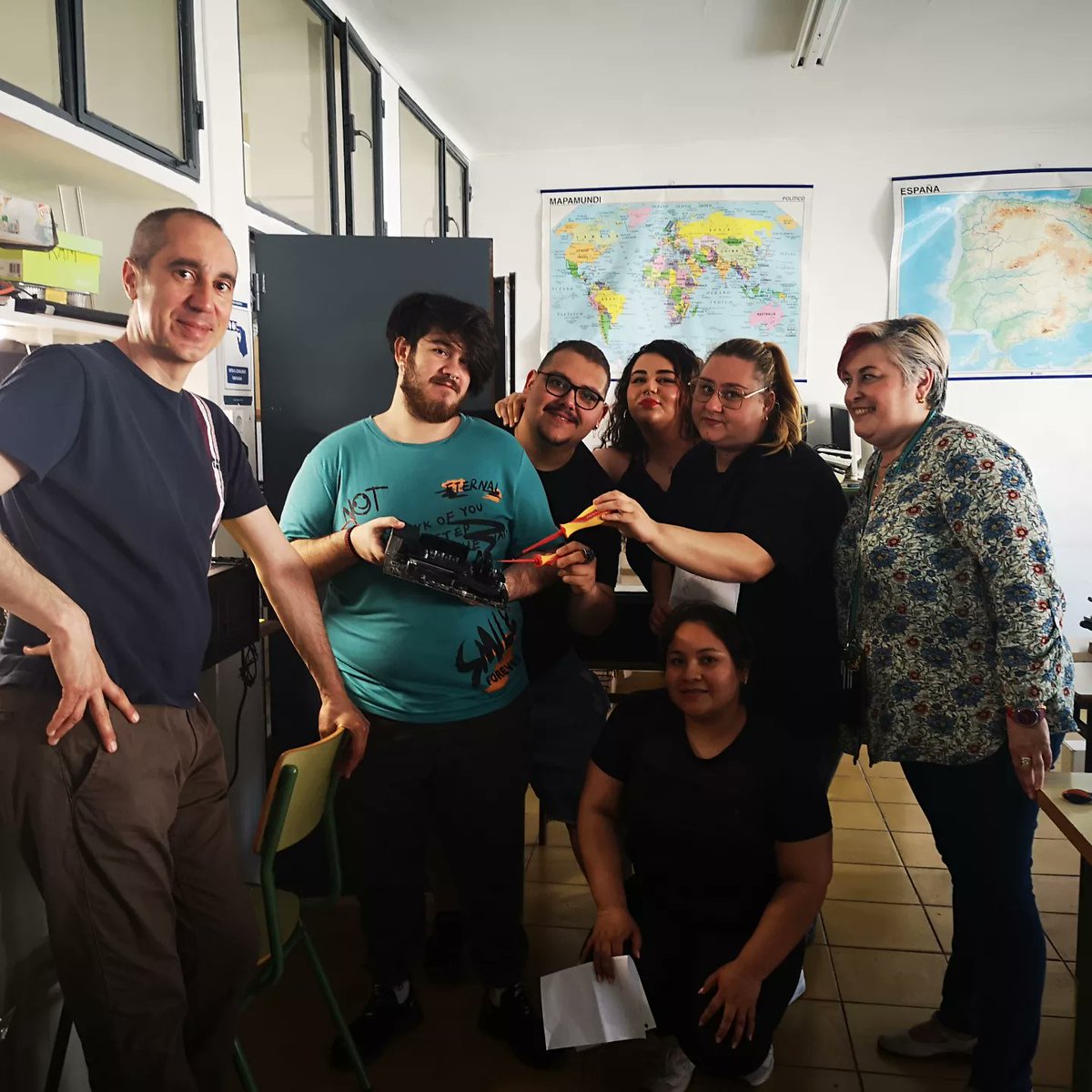 Hoy el alumnado de nuestro departamento han organizado un taller de Monta tú PC en el Día del Centro. #yosoyFP <a href="/FpExtremadura/">Fp Extremadura</a> <a href="/Cepa_Abril/">CEPA Abril</a>