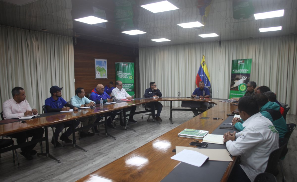minenergia_ve's tweet photo. #EsNoticia | @NestorLReverol: Hemos sostenido una reunión extraordinaria del trabajo con el Estado Mayor Eléctrico de la Región Capital en la sede del #Mppee, a fin de evaluar el funcionamiento del servicio eléctrico, de cara al segundo trimestre del año
#BidenLevantaElBloqueoYa https://t.co/OLDjgXvyiq