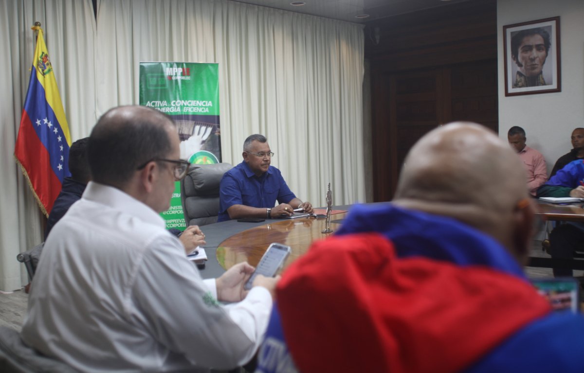 minenergia_ve's tweet photo. #EsNoticia | @NestorLReverol: Hemos sostenido una reunión extraordinaria del trabajo con el Estado Mayor Eléctrico de la Región Capital en la sede del #Mppee, a fin de evaluar el funcionamiento del servicio eléctrico, de cara al segundo trimestre del año
#BidenLevantaElBloqueoYa https://t.co/OLDjgXvyiq