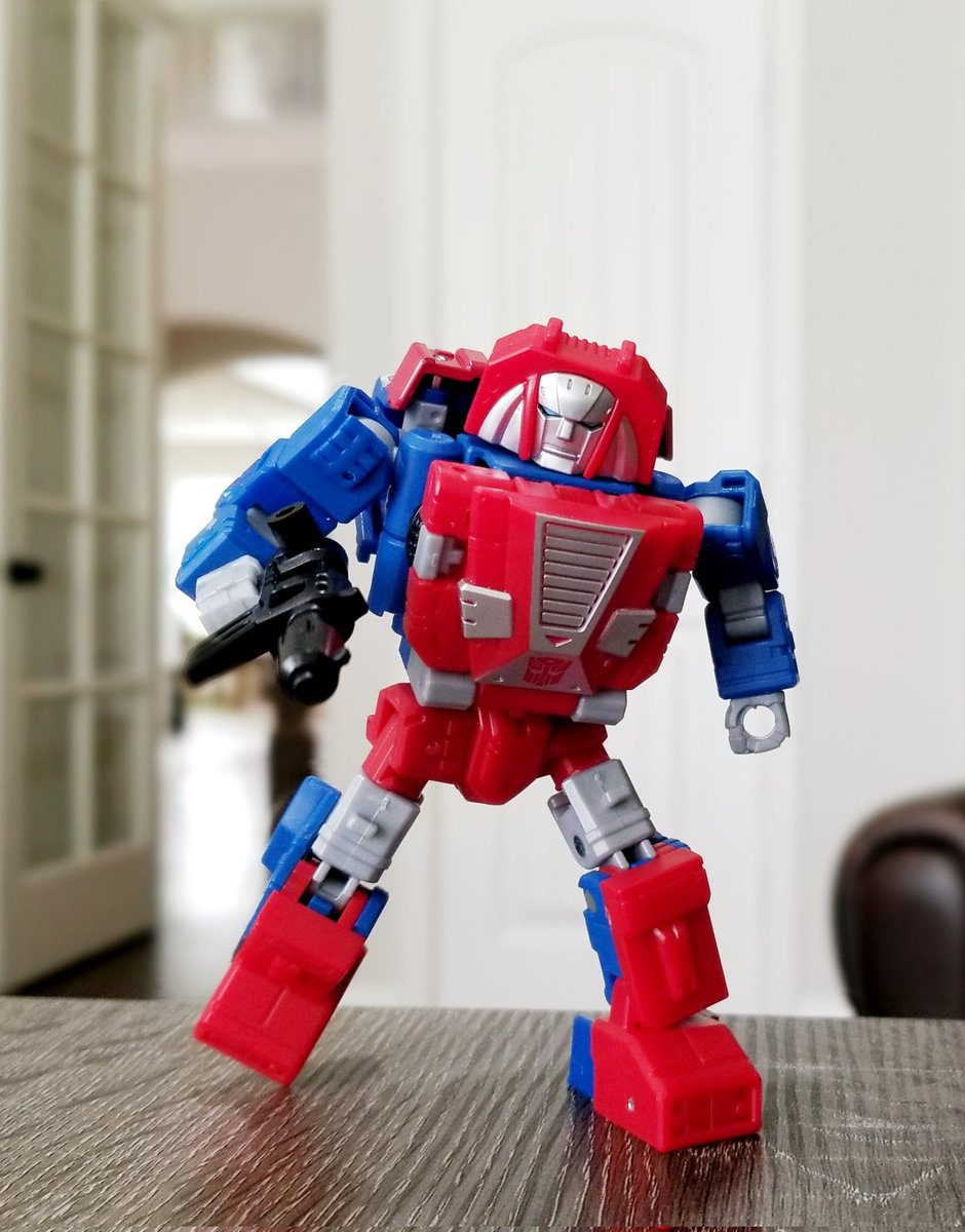 PrimeLiberty1's tweet photo. He's pretty fantastic. Much like the original toy!
Just what the doctor ordered on the sentient robot front, in fact. A much welcome shot of nostalgia!
#Transformers #Hasbro #MicroChange https://t.co/TaaMBPmR5s
