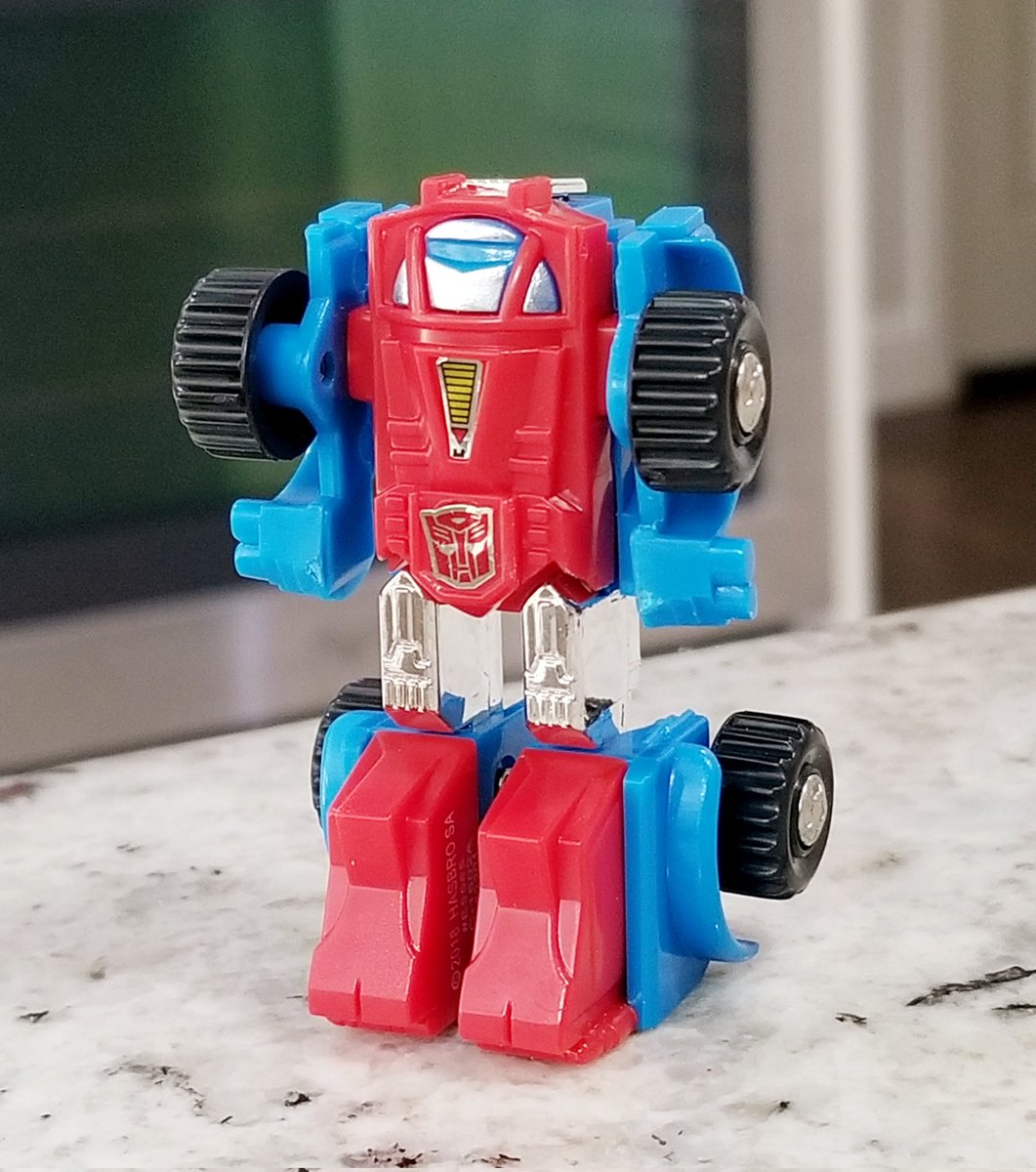 PrimeLiberty1's tweet photo. He's pretty fantastic. Much like the original toy!
Just what the doctor ordered on the sentient robot front, in fact. A much welcome shot of nostalgia!
#Transformers #Hasbro #MicroChange https://t.co/TaaMBPmR5s