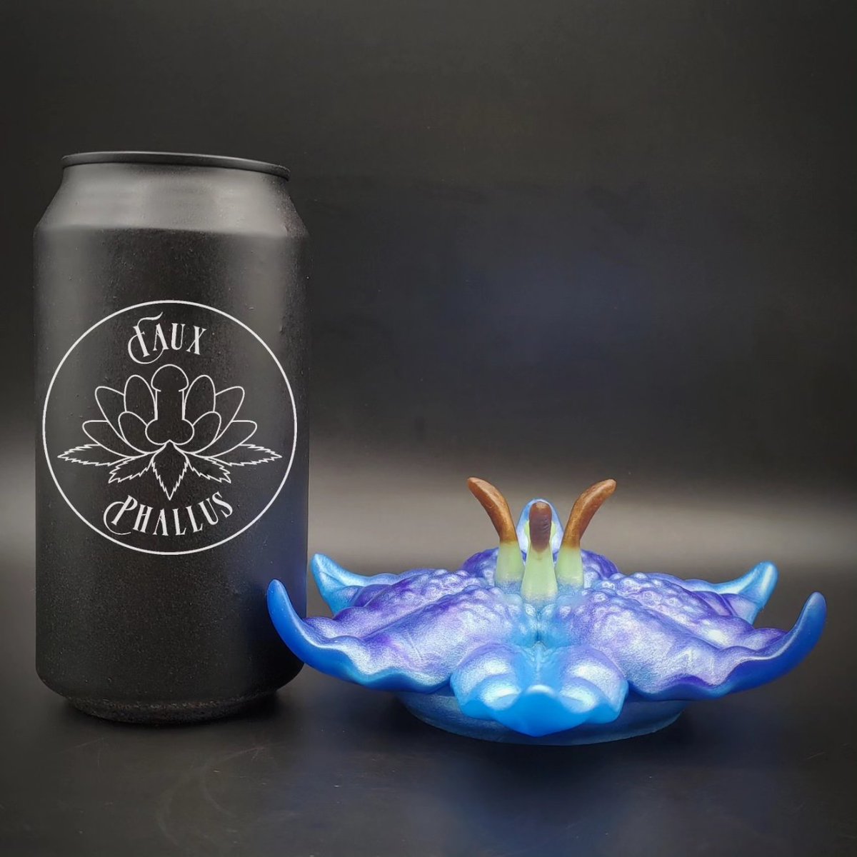 FauxPhallus's tweet photo. We tried an experiment with painting the Anthers 🤔 what do you think ? Yes, No ?
It was very fiddly to do 😬 https://t.co/P5qerrGLLp