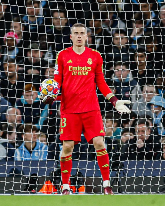 rafaglaf99's tweet photo. @realmadrid Yo quiero que Andriy Lunin llegue a hombros a Madrid o llevado a caballo por la Policía y escoltado por la Guardia Civil https://t.co/kJxL8APnfX
