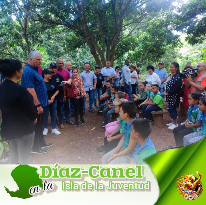 Nuestro presidente en visita a la #IslaDeLaJuventud recorrió la finca agroturistica, 'Agua Santa' donde sostuvo encuentro con niños y trabajadores. #YoSigoAMiPresidente