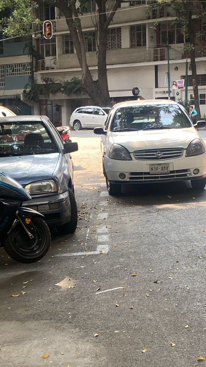 Podrá ayudarnos ? <a href="/LaSEMOVI/">Secretaría de Movilidad CDMX</a> <a href="/OVIALCDMX/">OVIAL_SSCCDMX</a> <a href="/UCS_GCDMX/">Unidad de Contacto del Secretario SSC CDMX</a> en la calle de turin entre abraham González y Versalles la estación de ECOBICI <a href="/ecobici/">ECOBICI CDMX</a> obstruida por un auto en doble fila y no podemos sacar las bicis 😡😡😡 en la Col Juárez <a href="/AlcCuauhtemocMx/">Alcaldía Cuauhtémoc</a>