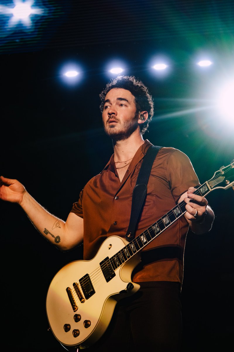 Estávamos esperando esse comentário! Fotos do Kevin Jonas no show de ontem. 🫶🏼