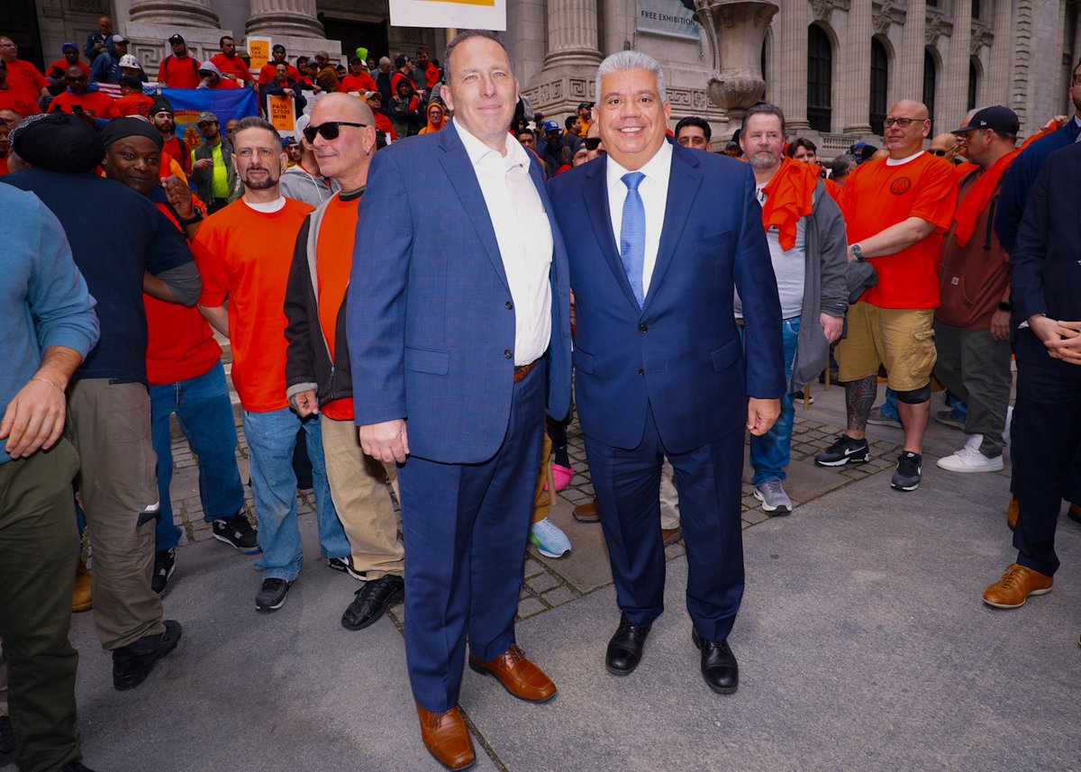 CarpentersNyc's tweet photo. 1900 union carpenters made an entrance today at the steps of the NY Public Library as they raised their voices at our #TFDOA2024 rally! United we are an unstoppable powerhouse in the battle to #StopTaxFraud &amp; #EndWageTheft. TY to @BrooklynDA for standing with us in solidarity! https://t.co/ysboDHwEns