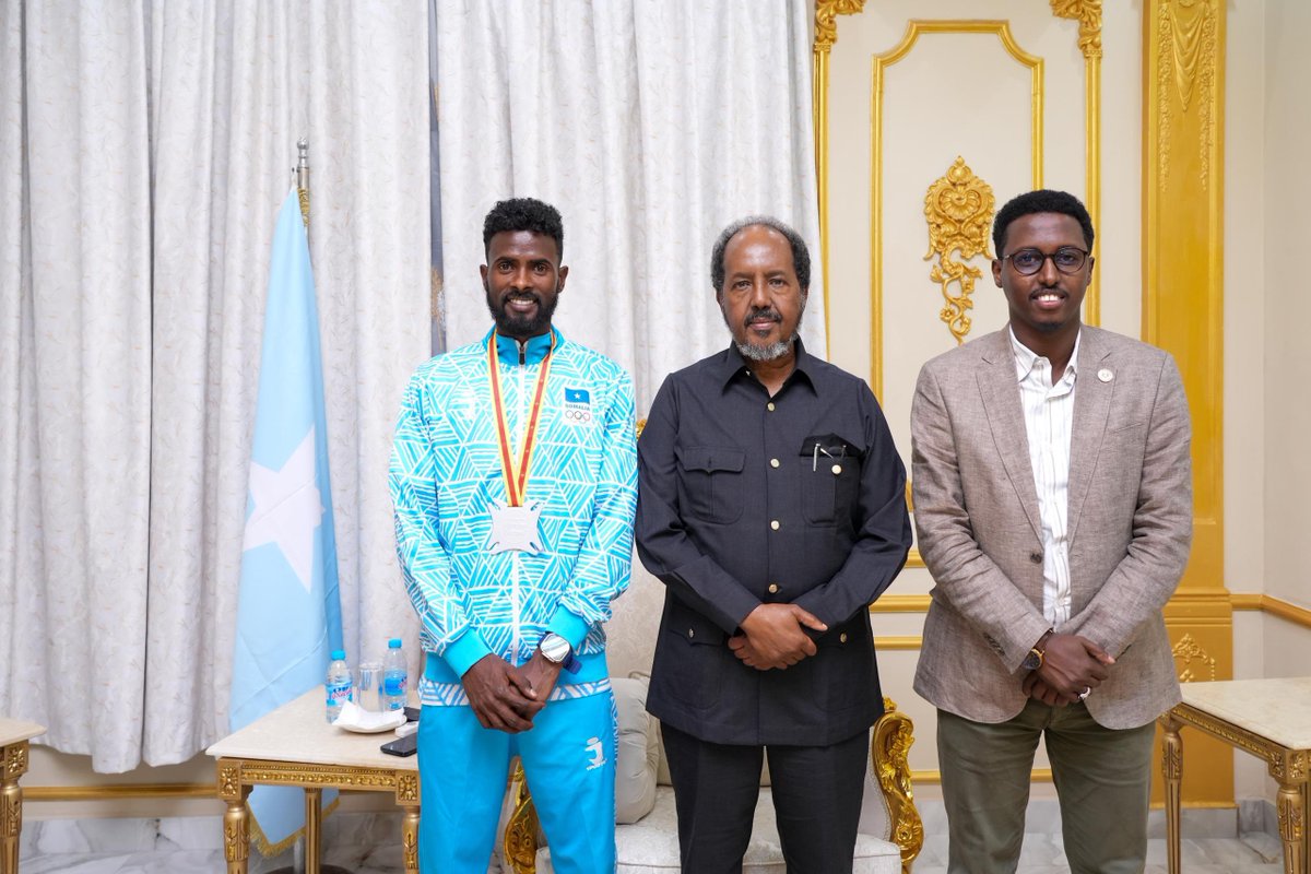 The President of the Federal Republic of Somalia, Dr. Hassan Sheikh Mohamud, received Abdullahi Jama Mohamed at Villa Somalia 🇸🇴 . Abdullahi Jama is an accomplished athlete who secured the second-place silver medal in the 5000m race at the All African Games in Ghana.🇬🇭 THREAD