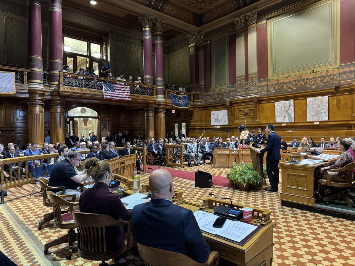 Councilors welcome @PVDMayor into the chamber for his FY 2025 budget address. You watch live ⬇️
m.youtube.com/@ProvidenceCit…