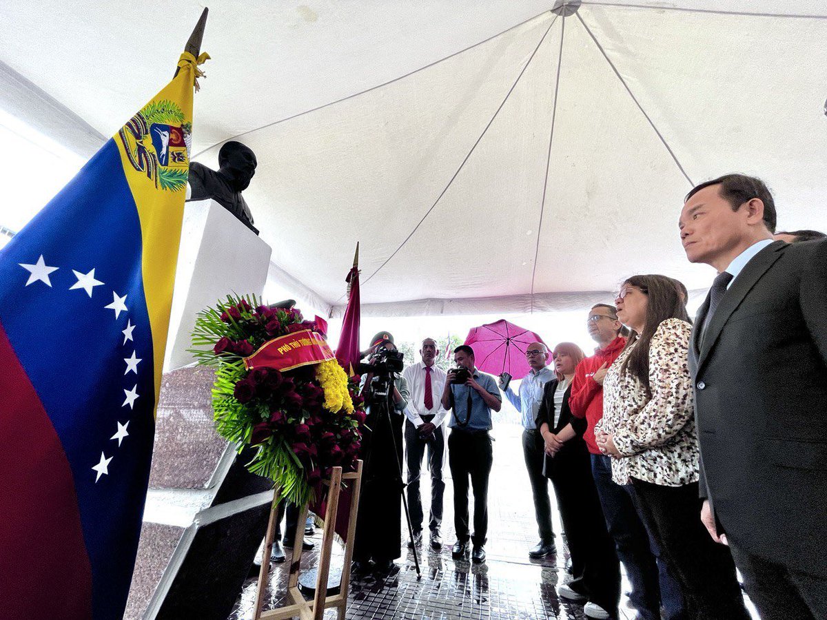📰#Noticia | Venezuela y Vietnam rinden honores a sus líderes Hugo Chávez y Ho Chi Minh en Caracas ⬇️ mppre.gob.ve/2024/04/17/ven… #BidenLevantaElBloqueoYa