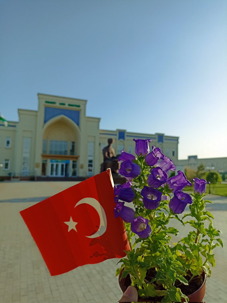 Bugün Türkçe öğrettiğim bir öğrencim Türkçe öğrenmeye yeni başlayan bir öğretmeninin şiirini Türkçeye çeviriyordu. Özbekistan sanat okulları mükemmel öğrencilerle dolu❤️🇺🇿🇹🇷