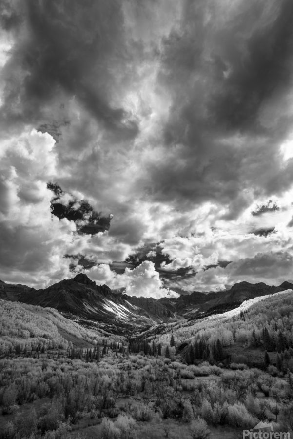 Black and White photography from Colorado is great way to decorate your walls, add color, and add an interesting and unique texture your space! #art #landscapephoto #photography #colorado 

 click link for pricing and to purchase  buff.ly/3UhBwUj