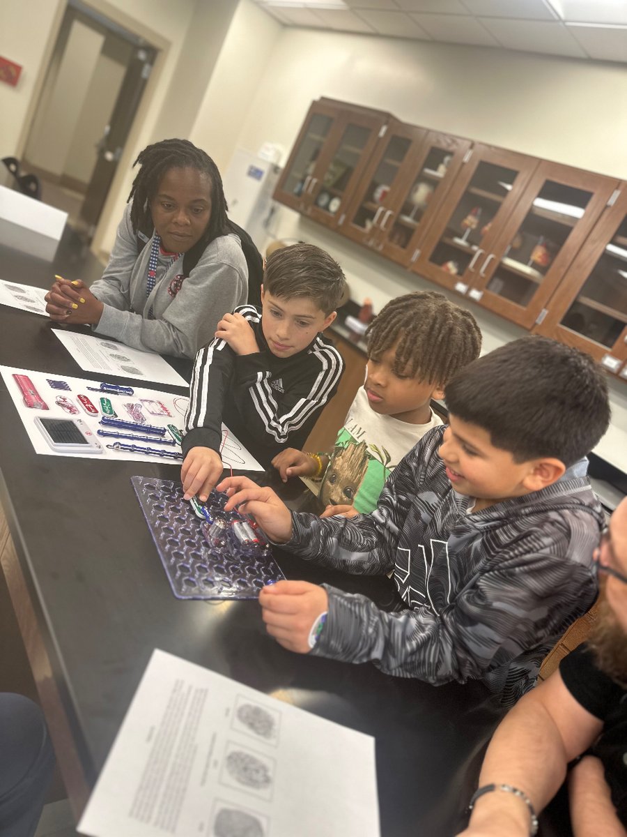 4th grade students experienced different career paths available with the support of @AtriumHealth at SPCC. @UCPSNC @AGHoulihan @AlfredLeon04 @Renee_McKinnon1