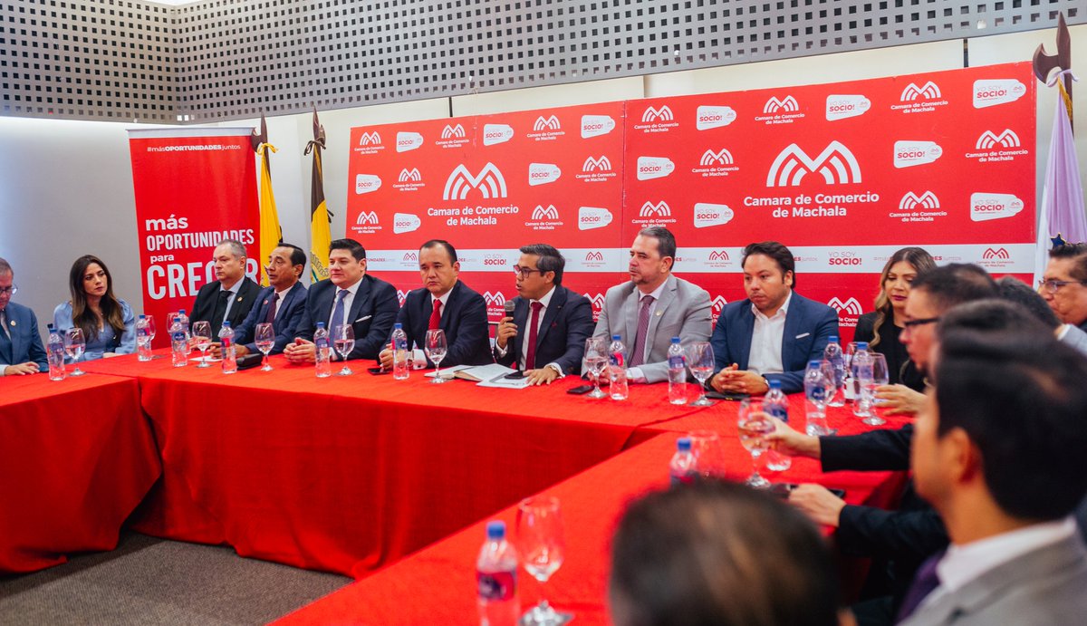 CamCMachala's tweet photo. Felicitamos al Directorio de la Cámara de Comercio de Machala y al Magíster Luis Aguilar Pesantez por su reelección como presidente de la institución. Su reelección refleja el reconocimiento a su dedicado trabajo y compromiso. #Machala #ElOro #Ecuador https://t.co/yicBdskX2E