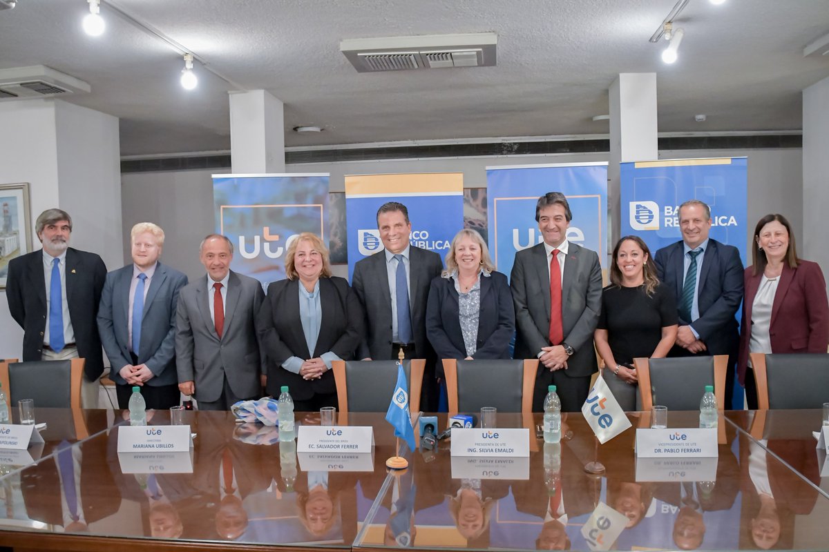 El acto fue encabezado por la presidenta Silvia Emaldi que junto al Directorio y al Gte. Gral. de UTE recibieron al presidente del BROU Salvador Ferrer y autoridades. El acuerdo se relaciona con los planes Confort Central, Confort Piscinas y Soluciones para Calentamiento de Agua.