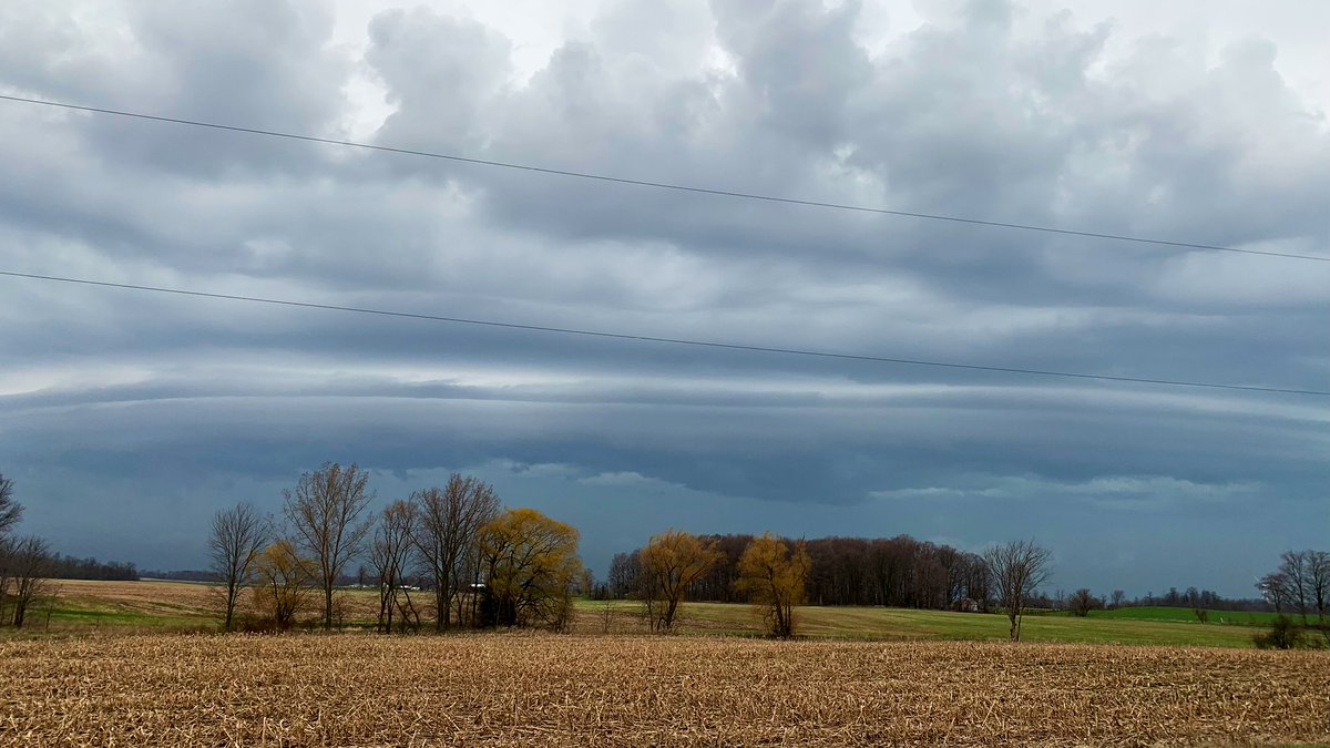 Impressive shelf cloud outside Clinton
#onstorm