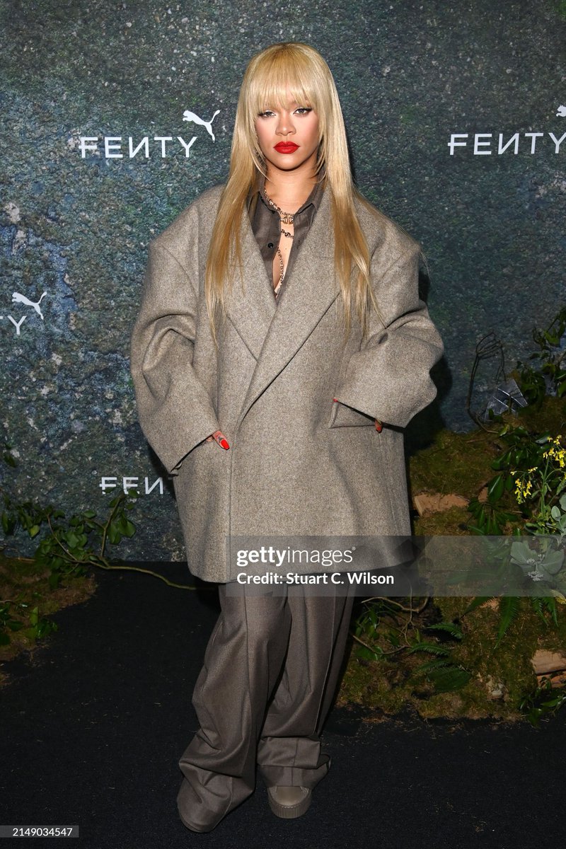 awgecentral's tweet photo. Rihanna attends the FENTY x PUMA Creeper Phatty Earth Tone Launch Party at Tobacco Dock in London, England.
📸Getty images https://t.co/ouD8e89QdQ