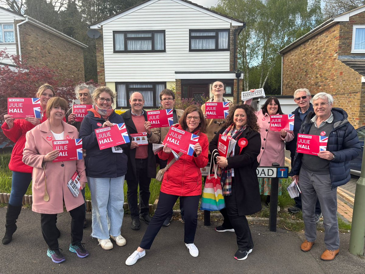 gaynor_austin's tweet photo. An enthusiastic team out this evening in Empress with our fabulous candidate, Julie Hall! 🌹
#VoteLabour2024 #rushmoor #farnborough https://t.co/MkN9ruJpzy
