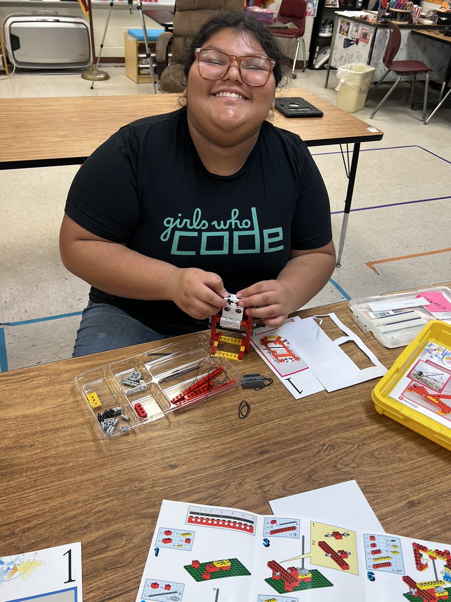 MsGllopez's tweet photo. Girls who Code Club meeting today! We’re almost going to wrap it up and I haven’t bragged much about these awesome girls! Laureles girls who code Rock! 🎸 https://t.co/UUB9o2yOk2