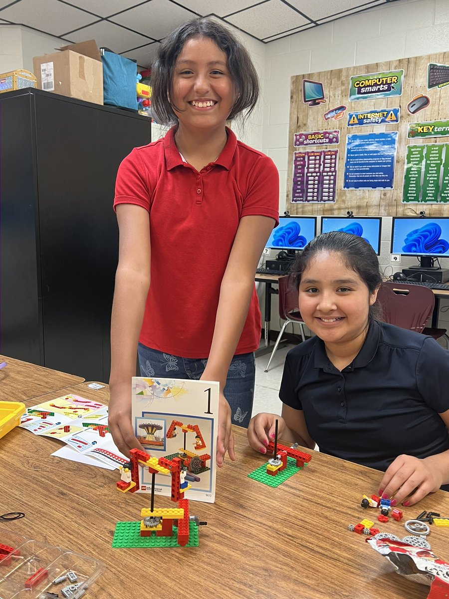 MsGllopez's tweet photo. Girls who Code Club meeting today! We’re almost going to wrap it up and I haven’t bragged much about these awesome girls! Laureles girls who code Rock! 🎸 https://t.co/UUB9o2yOk2