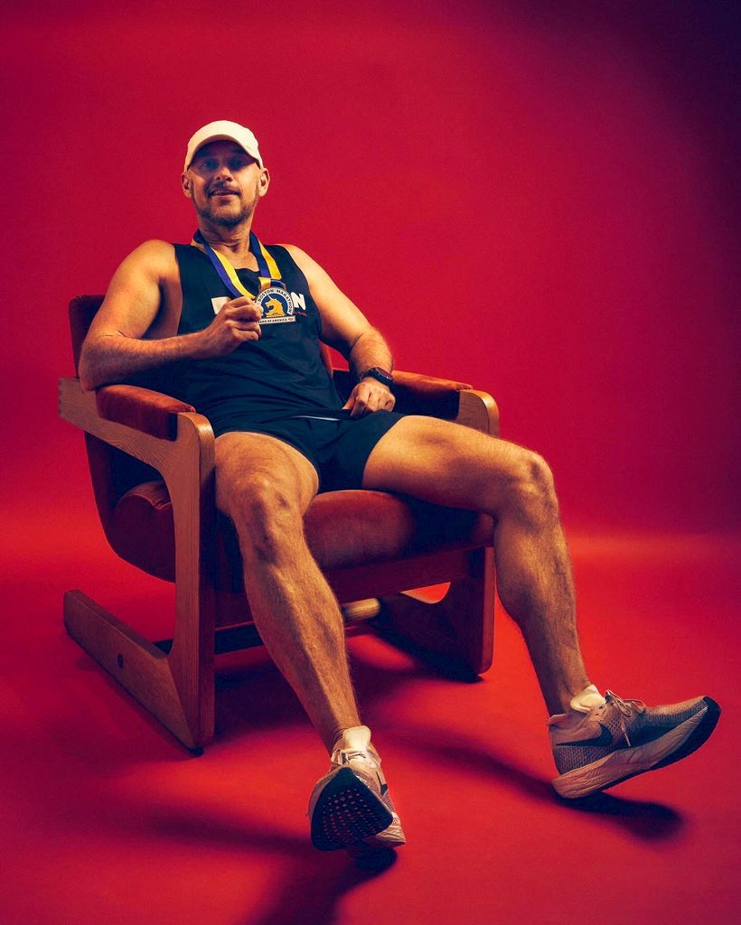 dietrichk's tweet photo. red hot boston (marathon). the race didn’t go as planned but maybe this portrait will get me a hot date? https://t.co/7V3PDbILRr