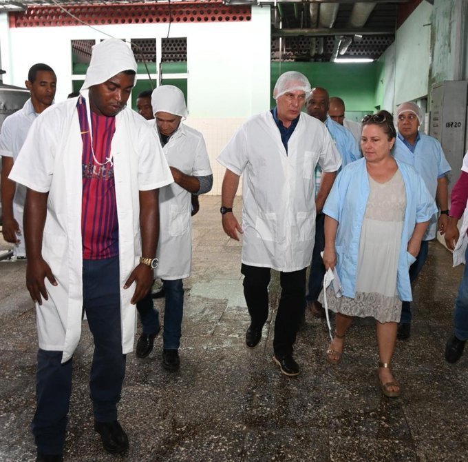 El presidente @DiazCanelB en el municipio Especial Isla de la Juventud visitó varios objetivos económicos, donde se evaluaron las potencialidades para ampliar las producciones. #Cuba #GenteQueSuma #MujeresEnRevolución