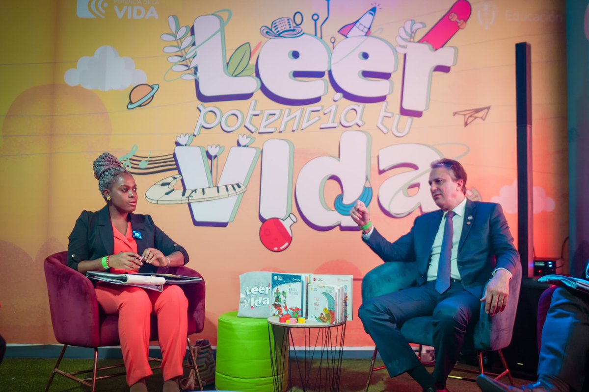 #AEstaHora el ministro de Educación de Brasil @CamiloSantanaCE visita la carpa #LeerPotenciaTuVida de @Mineducacion en @FILBogota, donde los maestros y maestras, y encargados de las bibliotecas escolares, intercambiarán experiencias pedagógicas en torno a la formación integral.