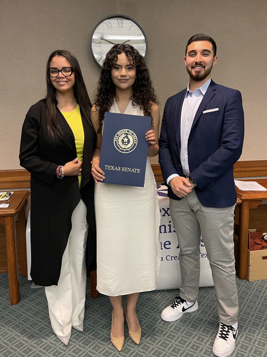 Yesterday in Austin, #TeamLaMantia presented certificates to two talented students from #SD27! Madelynn Mircelle Gonzalez, an 11th grader at @SJABloodhounds, and Adrianna Rodriguez, an 11th grader at @HHSSouth, are among 15 students named Young Masters by the @TXCommArts & the