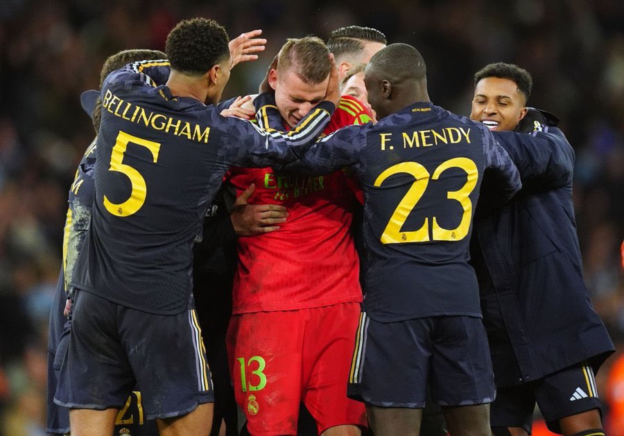 Lunin llorando de felicidad y todo el equipo con él 😍🤍👏🏻👏🏻👏🏻👏🏻