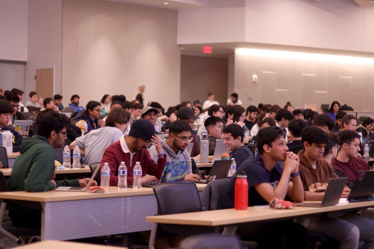 This past weekend, students at @MHacks pushed the boundaries of Gemini 1.5, unlocking inspiring use cases across safety, privacy, accessibility, and creativity. Thanks to all who participated and to @UMichPrezOno for swinging by ✨ Read up on the winners below: