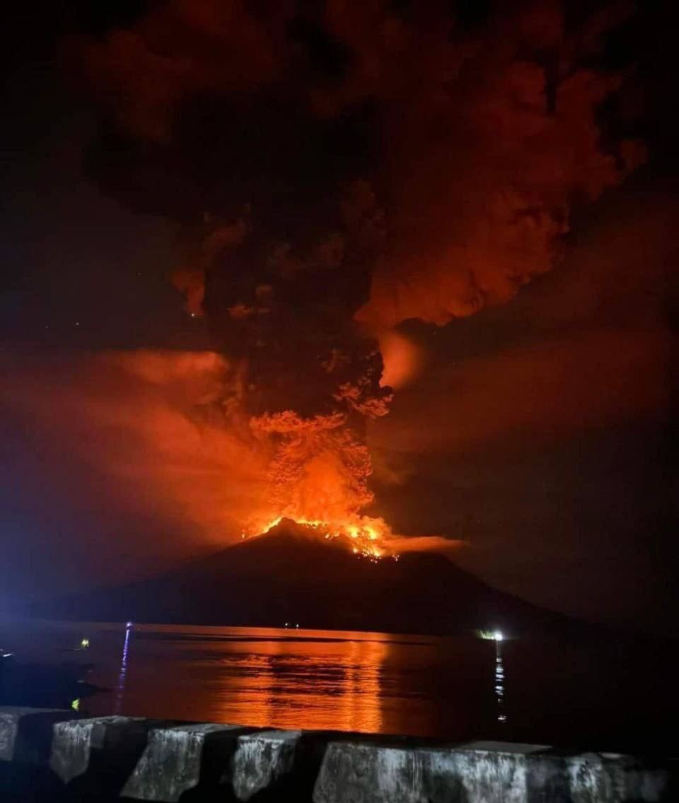 AlertaMundoNews's tweet photo. 🇮🇩🌋 | ÚLTIMA HORA: Las autoridades de Indonesia han emitido una alerta de tsunami tras una serie de erupciones volcánicas en el monte Ruang que ya obligaron a la evacuación de cientos de personas. https://t.co/g6U0HEvFwY