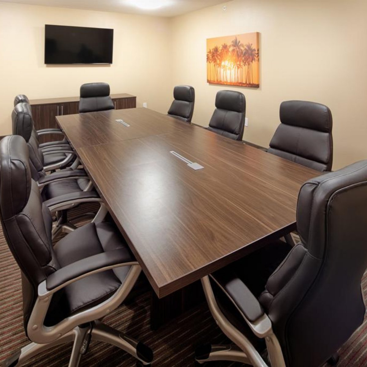 From employee seminars to corporate board meetings, let us help accommodate your needs in our 1,120 square feet of event space. Reach out to our team with your specifications at bit.ly/3hXy7WM. We look forward to hearing from you! #orlandoevents #redlion #eventspace