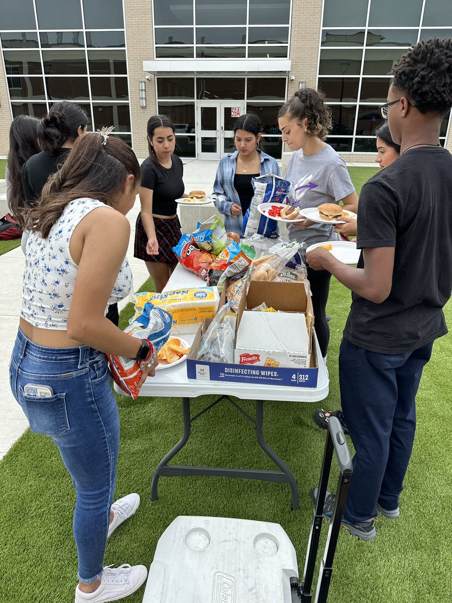 End of the year cookout 🍔🌭 with HXC! Thankful for this gorgeous outdoor space @HumbleISD_HHS for us to celebrate with fun and fellowship! Big shout out to grill master @Humble_Wrestle @XcHumble