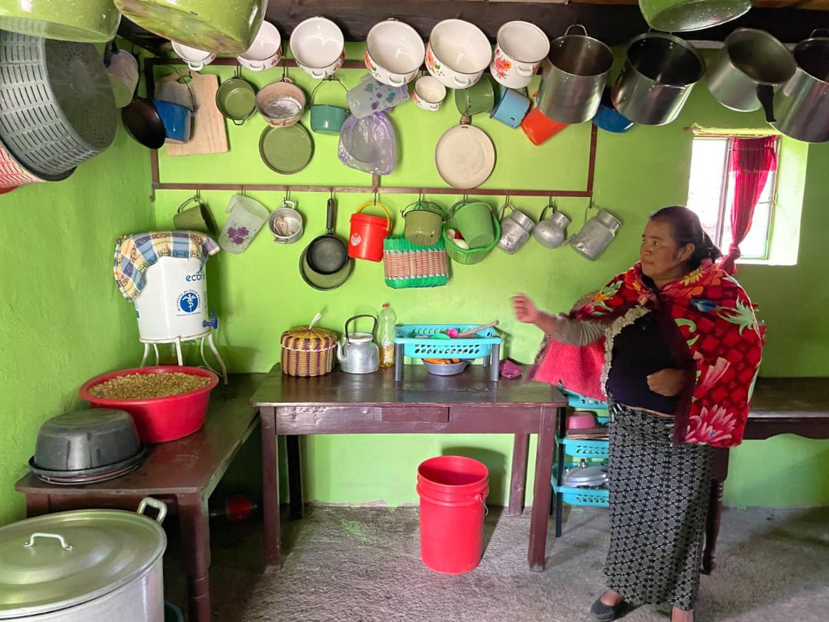 Las familias que consumen agua segura tienen menos enfermedades. Como seguimiento a la entrega de los 31, 288 filtros que realizó #CrecerSano en 5 departamentos, se visitó familias beneficiadas para verificar el uso adecuado de los mismos.

#GuatemalaSaleAdelante.