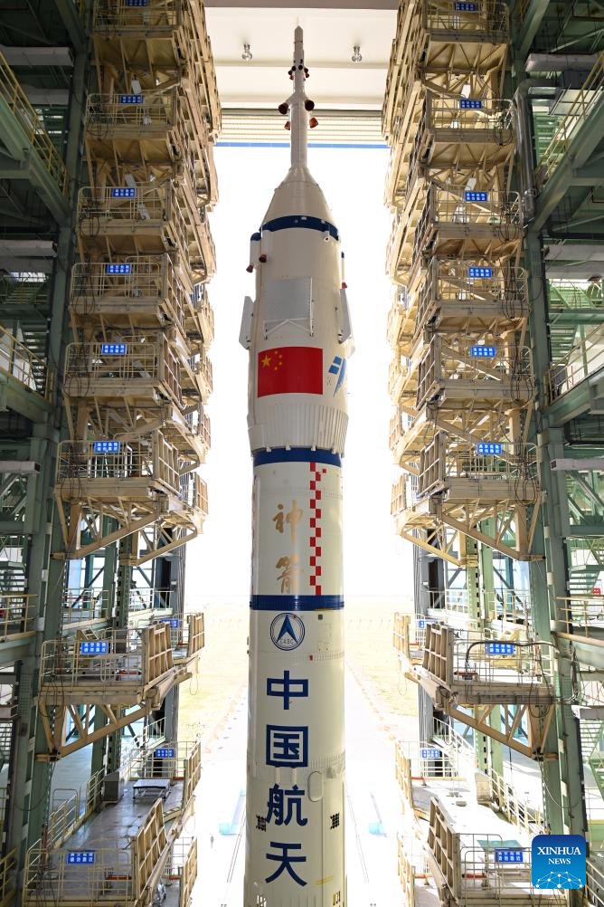 ¡Se acerca un nuevo acontecimiento en la carrera espacial de 🇨🇳! La nave espacial tripulada #Shenzhou-18 fue transportada al área de lanzamiento junto con un cohete portador Gran Marcha-2F. #China #Shenzhou18 bit.ly/3JtLahf Noticia: @XHespanol 📷: Xinhua/Wang Jiangbo.