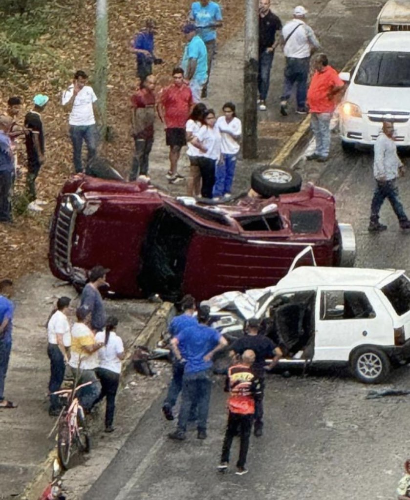 #Aragua #16abr accidente de tránsito en la curva de la av. Interindustrial de La Victoria diagonal al Caney de Venceramica. Un jeep vinotinto y un Fiat uno blanco. Nos reportan heridos. Sin mayores detalles! 6pm Cortesía @soyvictoriano