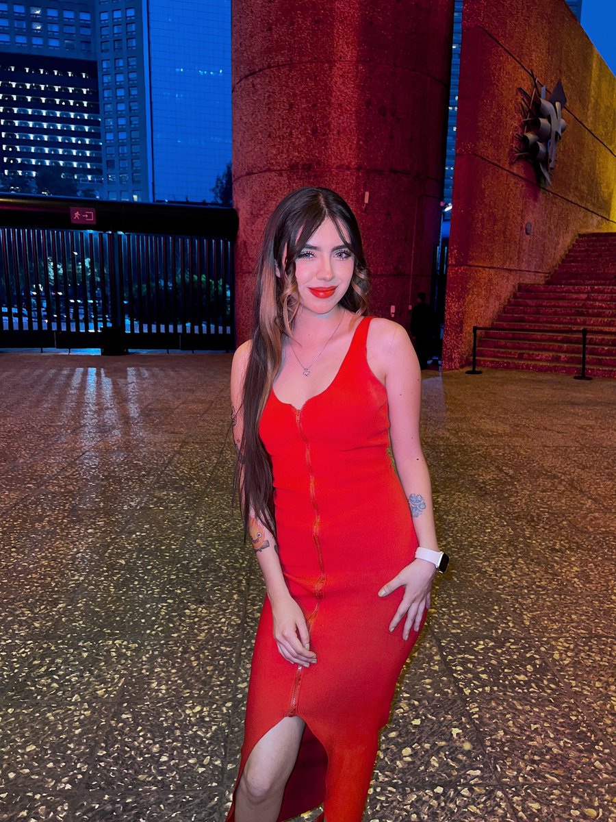 Este fue el outfit del evento de ayer 🥹♥️me sentí re preciosa la vdd, quería llevarme peluca pero el calor de CDMX está horrible jaja