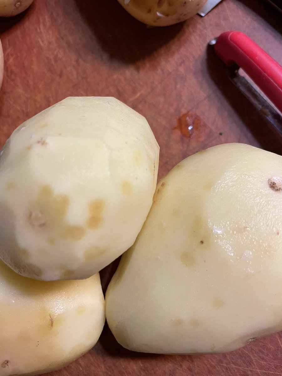 #IDTwitter #STITwitter tell me I’m not alone….was peeling potatoes and I immediately thought hmmm that looks like #syphilis rash
