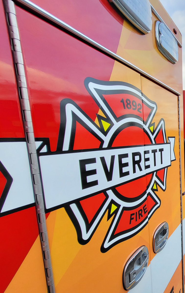 Traffic Alert ‼️ Everett Fire Department and @EverettPolice are on scene of a multiple vehicle collision with injuries in the 1400 block of 41st Street. 41st Street is closed between Rucker and Colby Avenue. Please find alternate routes through the area.