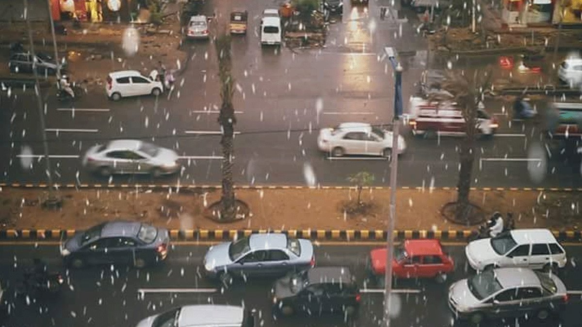 Heavy rain lashes parts of Karachi. Tell us about your area.?
#Karachi #karachirain #rain