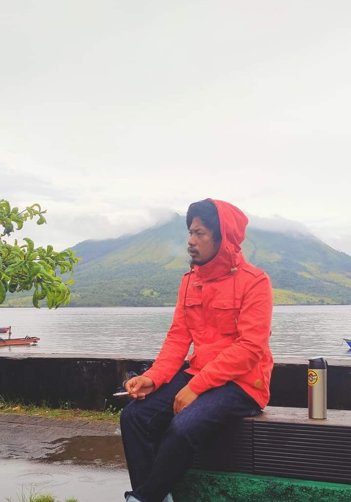 CharisSigit's tweet photo. Tepat di belakang saya adalah Foto  #gunungruang  #sulawesiutara sekitar bulan November 2020. Semoga Semua Segera Membaik. https://t.co/z1lRa0VKGM