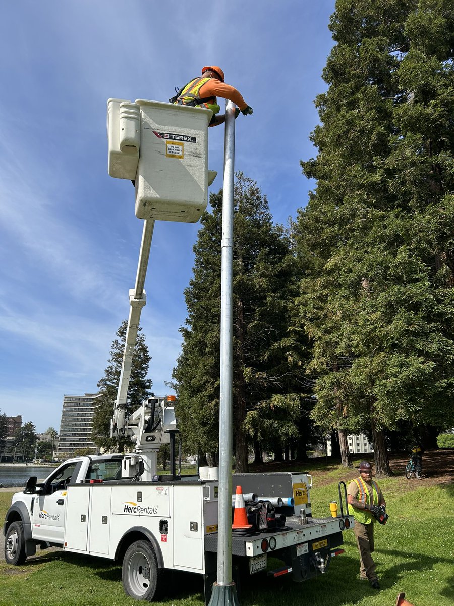 Lake Merritt - the “jewel of Oakland” - is less brilliant at night after vandals targeted historic street lamps around the lake. City crews say 3/4 of the lights are dark right now likely due to copper thieves. @KCBSRadio