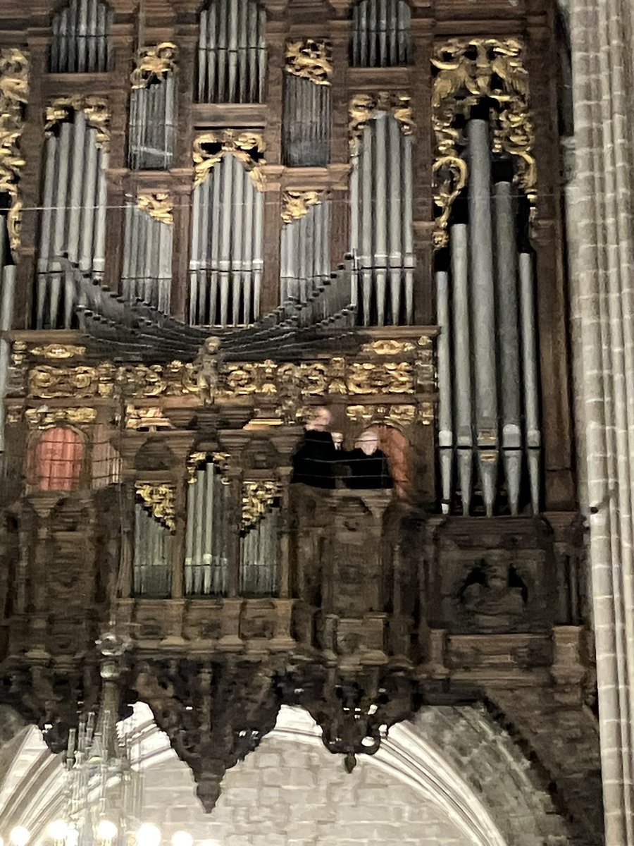 Salgo profundamente impresionado de la maravillosa y admirable versión de la Fantasía Cromática de Sweelinck que esta noche he a oído Montserrat Torrent el día de su 98 cumpleaños en la catedral de Barcelona, música en estado puro. Inolvidable experiencia y lección de la Maestra