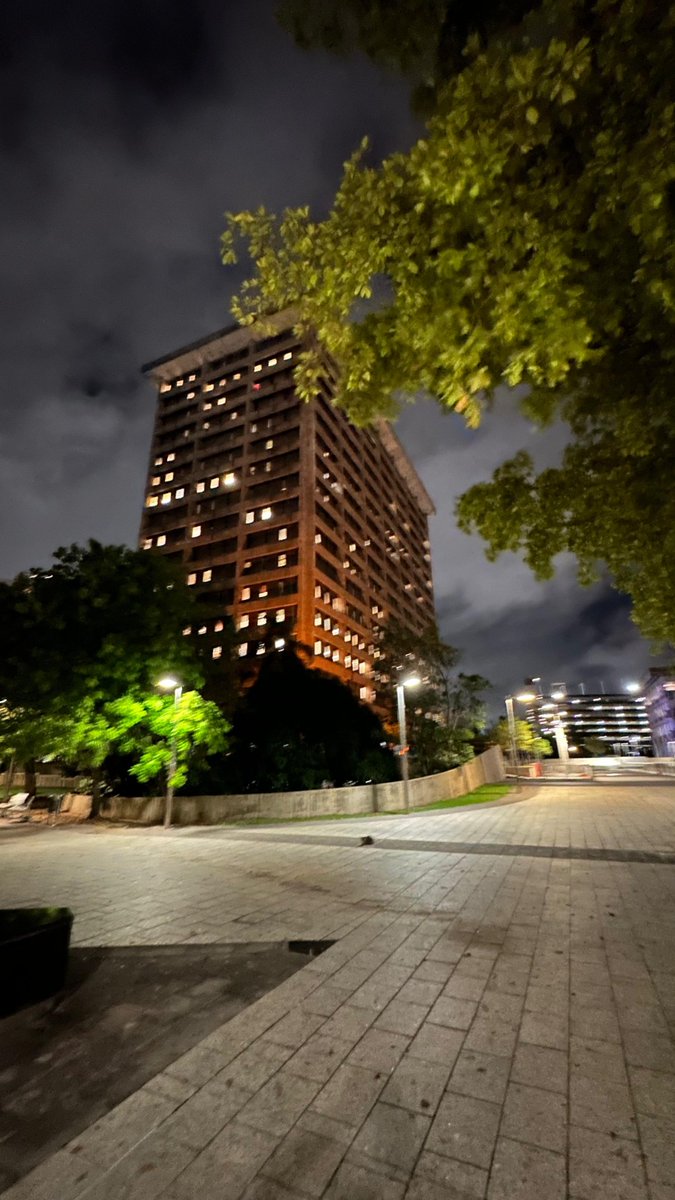 El Centro Gubernamental Minillas se ilumina de anaranjado para crear conciencia, en el marco de la Semana de la Seguridad en las Zonas de Construcción que se celebra del 15 al 21 de abril de 2024. #NWZAW #Orange4Safety