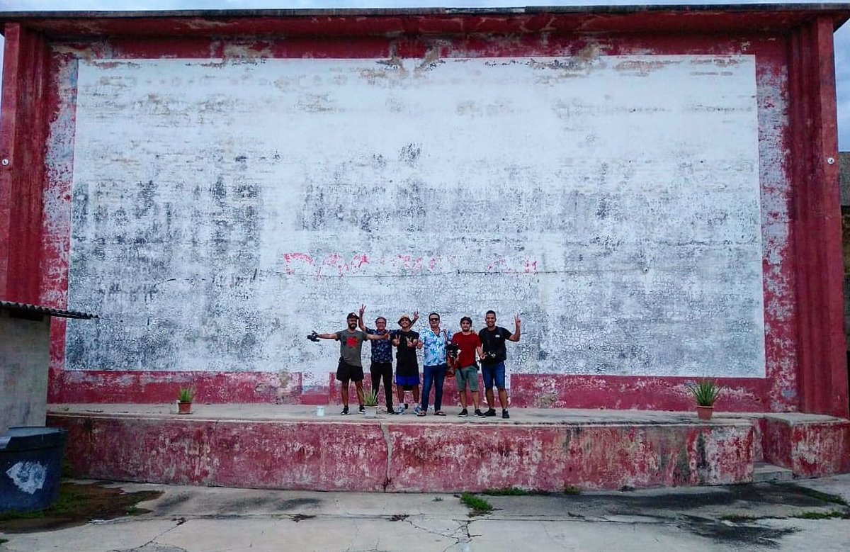 A los diez años de la partida física de Gabo, lo recordamos desde el olvidado Teatro Olimpia en Aracataca (Colombia), lugar donde vio sus primeras películas.
📷 Rodaje de la serie documental Macondoland (2021)
#GaboVive 
@CentroGabo 
@catacamedia 
@JohnJunieles 
@davidcovo