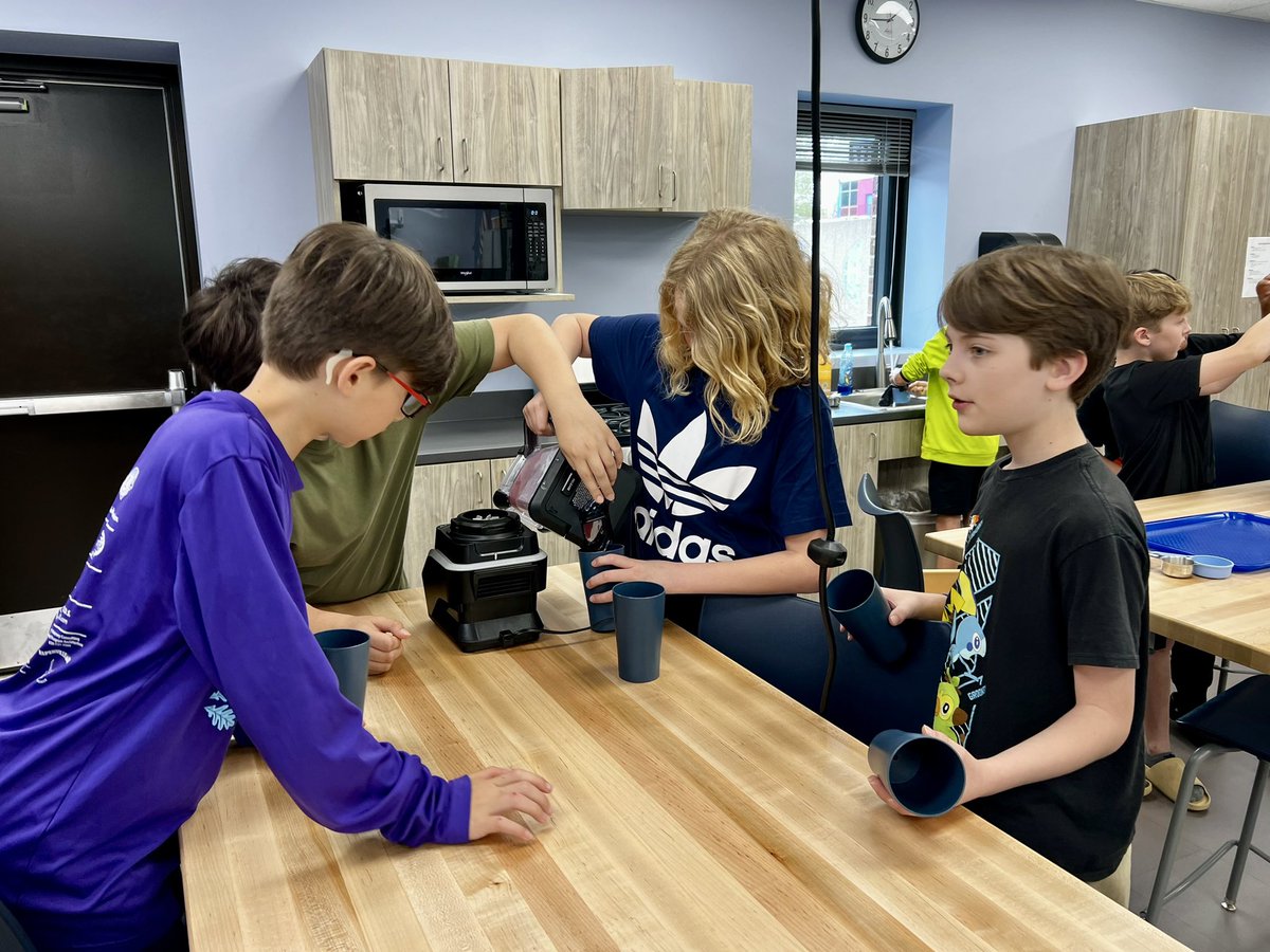 6th graders had a special visitor come and taste their smoothies today. Mr. Sam gave it 2 thumbs up! 😃@WJHS_Wildcats #elevate203