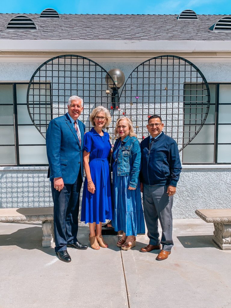 DrLuisParada's tweet photo. El Pastor John Wilkerson predicando a los alumnos de la Escuela Educacional Cristiana (Bible Baptist Academy) Fue de gran bendición.🙏 https://t.co/jpEwzLMqPE