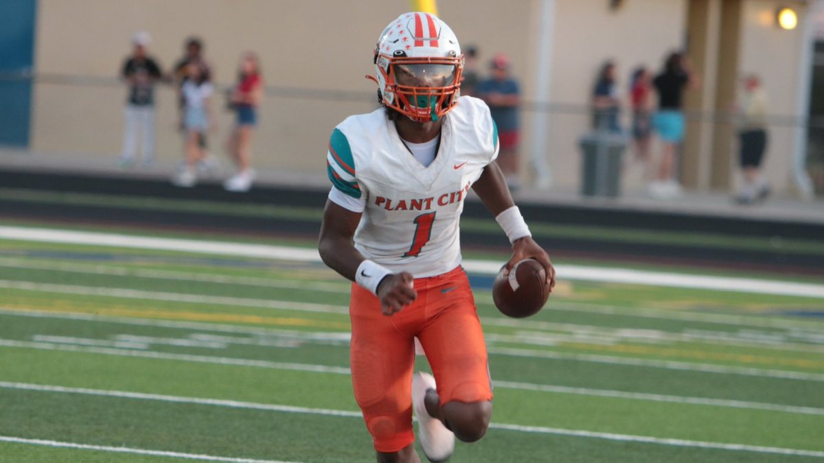 Coastal Carolina just landed one of the top available QB recruits in the state of Florida in Chris Denson. The true dual-threat took a trip to @BallAtTheBeach in March and that marked the beginning of the end of the lefty's recruitment. n.rivals.com/news/florida-d…