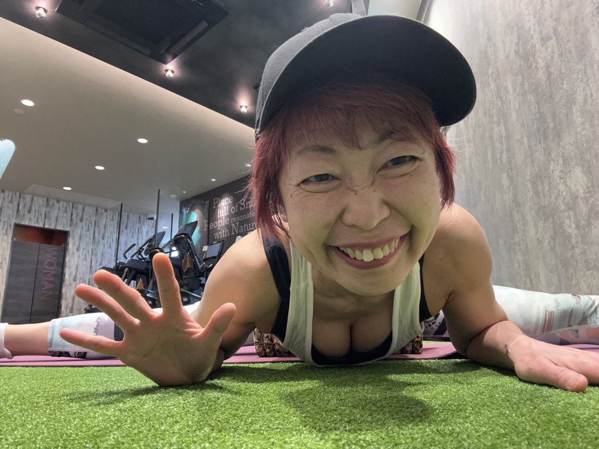 Good morning!

 My triceps are really sore this morning 😵
 But I'm happy because it's a sign that my training is working.😊
 I will work out loosely today.
 Working out at the gym makes me very happy!😍💖

 Wishing you all a happy time!🤗