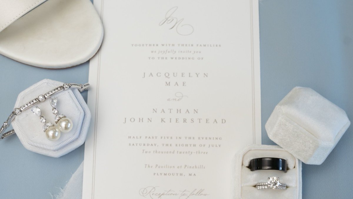 MRPhotos14's tweet photo. What to bring as "the details" of the wedding day:

- Rings
- Jewelry/Watch
- Shoes/Fun Socks
- Invitation Suite
- Perfume/Cologne
- Tie/Bowtie
- Special Gifts/Cards

#maureenrussellphotography
#southshoreweddingphotographer  
#massachusettsweddingphotographer https://t.co/1zalr9mgML
